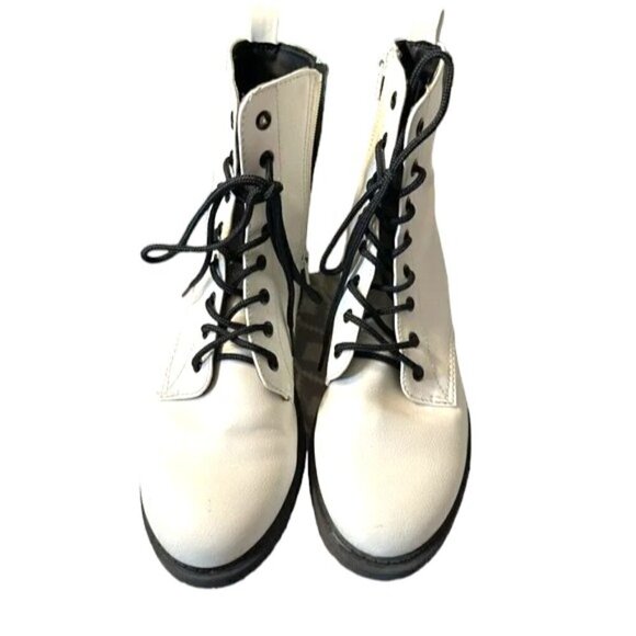 Time & Tru Women’s White Lace Up Boots Size 10 - Picture 1 of 12